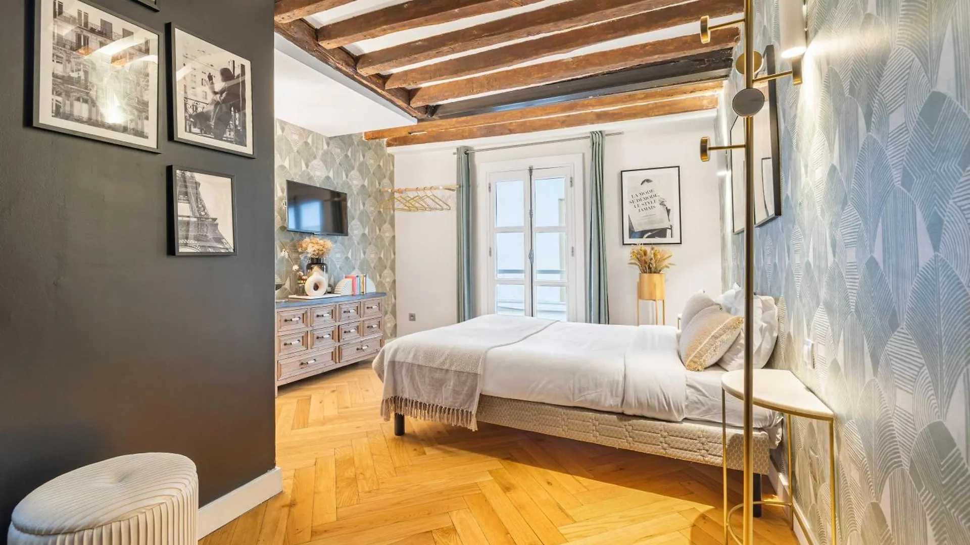 Ultra Central Historical Parisian Flat - Louvre شقة باريس